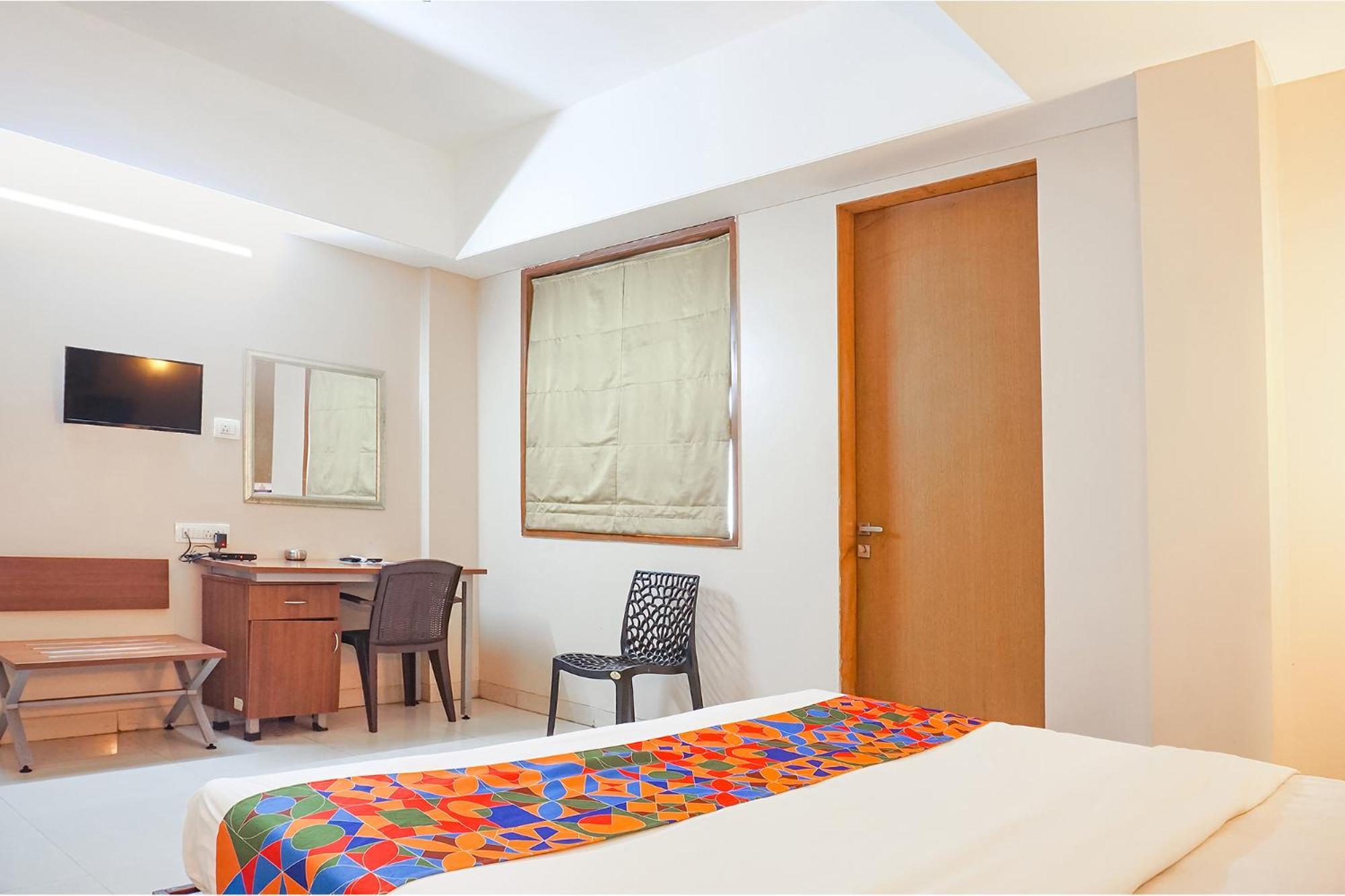 Fabhotel Classic Executive Phursungi Экстерьер фото